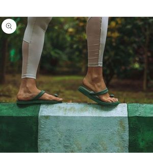 Gurus Flip flops sandals Green Sz 10